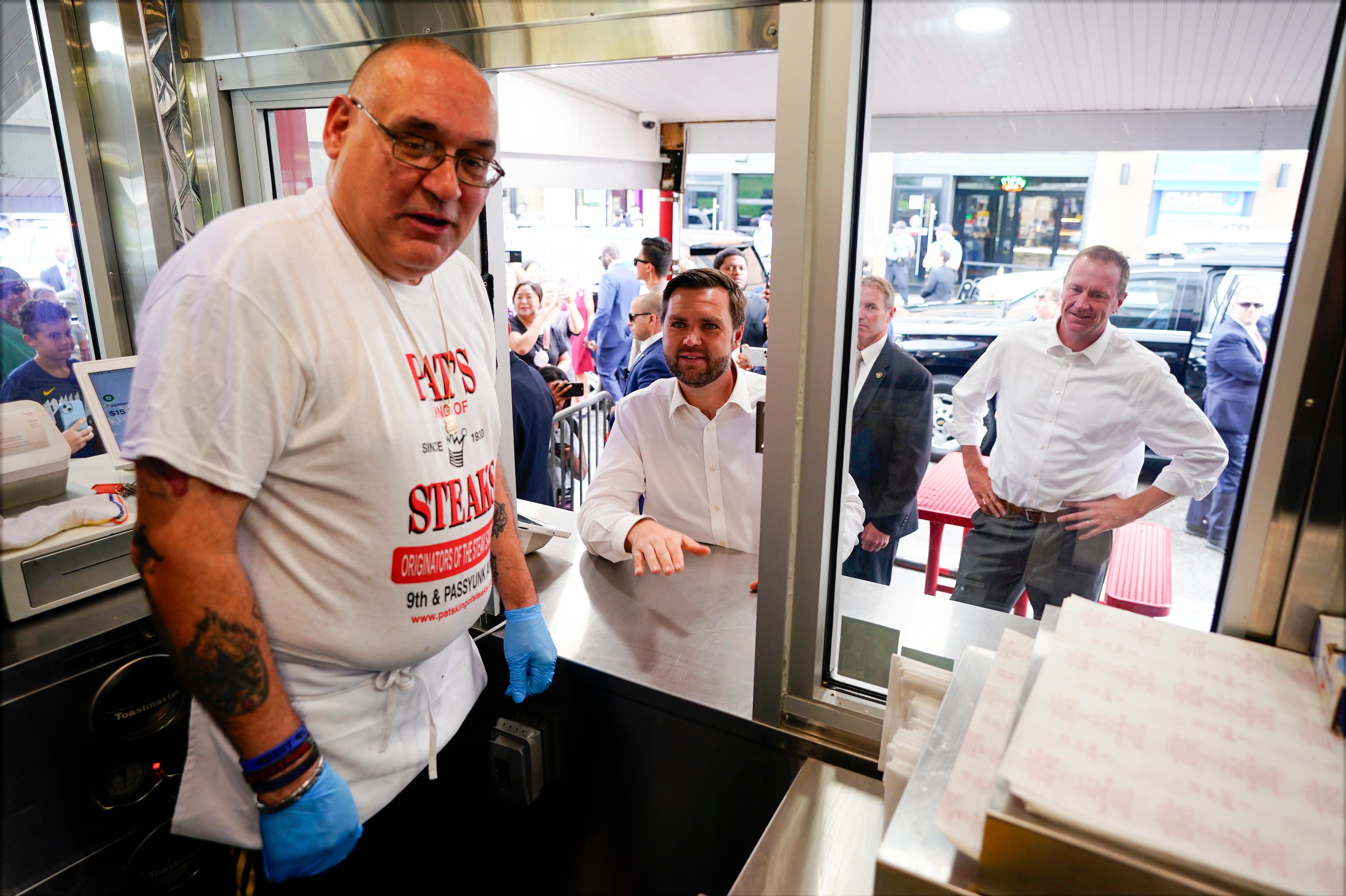 El candidato republicano a la vicepresidencia J. D. Vance hace una parada en el restaurante de sándwiches Pat’s King of Steaks