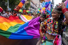 Parejas del mismo sexo y activistas LGBTQ+ se reúnen en la capital de Nepal para marcha del orgullo