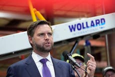 Obligan a J. D. Vance a escuchar una serie de insultos en su contra