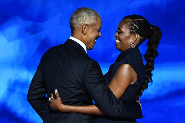 <p>El expresidente estadounidense Barack Obama abraza a su esposa y ex primera dama Michelle Obama después de que ella lo presentara en el segundo día de la Convención Nacional Demócrata (DNC) en el United Center de Chicago, Illinois, el 20 de agosto de 2024. (Foto de MANDEL NGAN/AFP mediante Getty Images)</p>