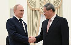 Vladímir Putin se reúne con el premier chino Li Qian en Moscú y elogia relaciones entre ambos países