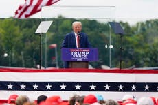 Trump aparece detrás de cristal antibalas en su primer evento al aire libre desde atentado