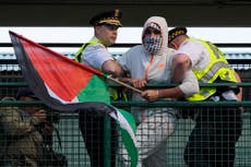 Manifestantes propalestinos se congregan y marchan durante tercera noche de la convención demócrata