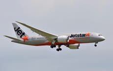 Un hombre abre la puerta de un avión y camina por el ala antes de ser arrestado en Melbourne