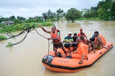 Al menos 15 muertos y miles de personas aisladas por las inundaciones en Bangladesh e India