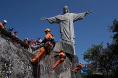 Escaladores de Río de Janeiro limpian el sitio de la estatua del Cristo Redentor