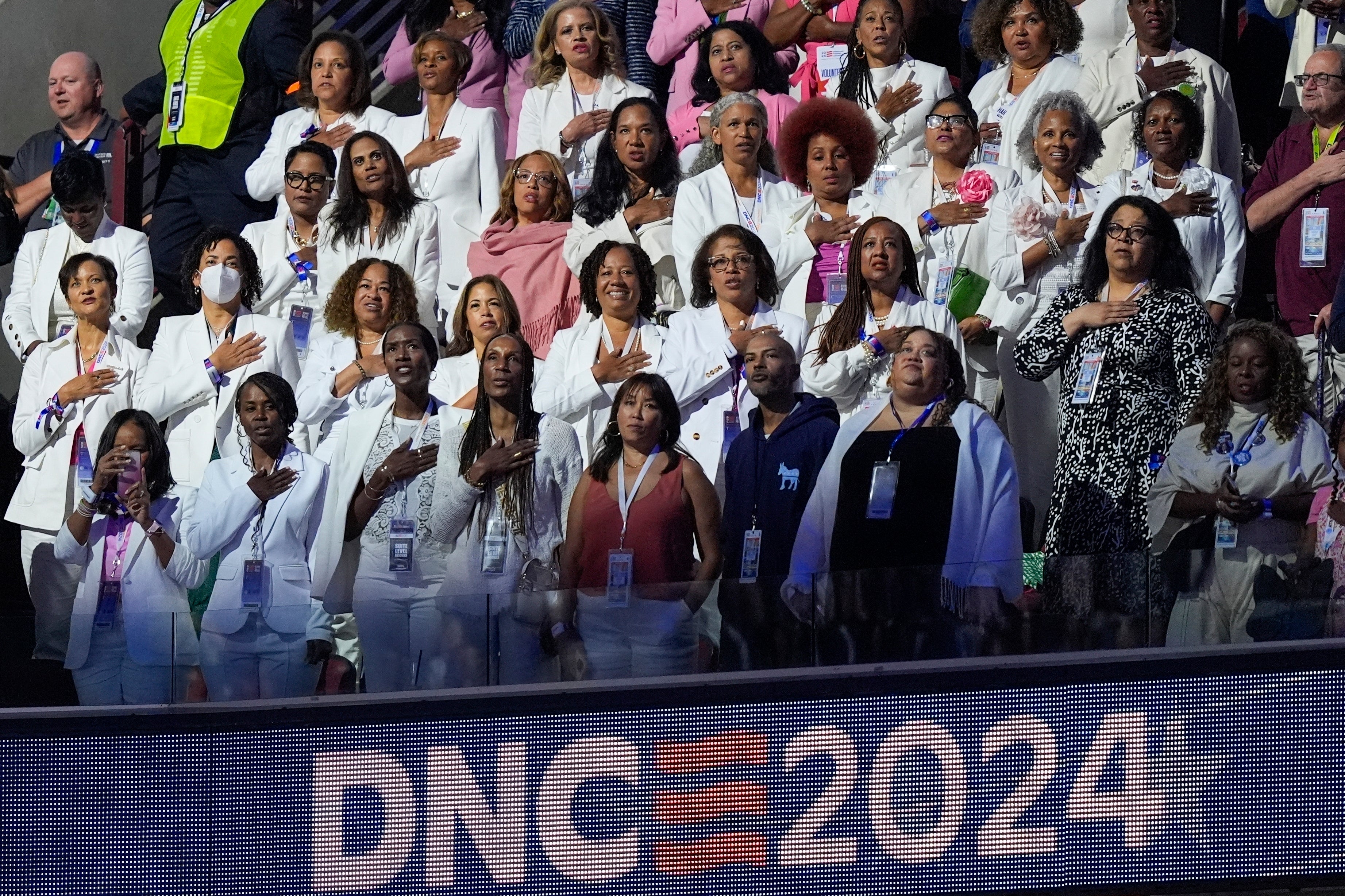 CONVENCIÓN DEMÓCRATA-VESTIDAS DE BLANCO