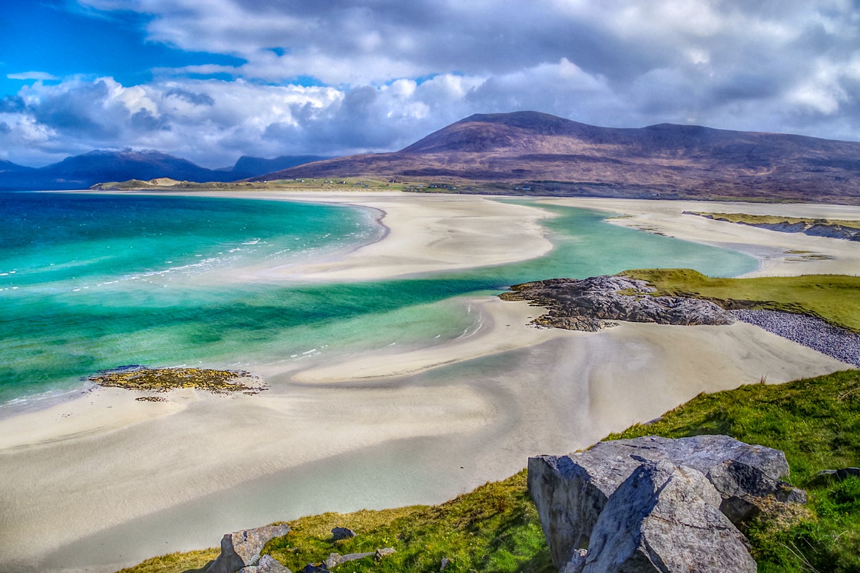 La playa de Luskentyre, en la isla escocesa de Harris, figura entre las más blancas del mundo