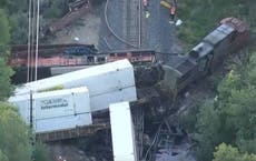 Chocan y se descarrilan 2 trenes de carga en Colorado; dañan puente y derraman combustible