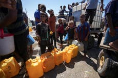 Órdenes de evacuación israelíes apiñan a palestinos en "zona humanitaria" estrecha e insalubre