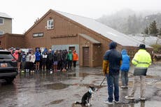 Insólita nevada en las montañas de la costa oeste de EEUU interrumpe el verano