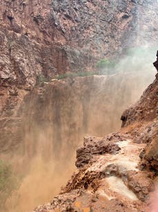 Continúa búsqueda de montañista desaparecida en Gran Cañón tras inundación repentina