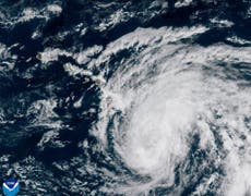 La tormenta tropical Hone aumenta a huracán de categoría 1 mientras se acerca a Hawai