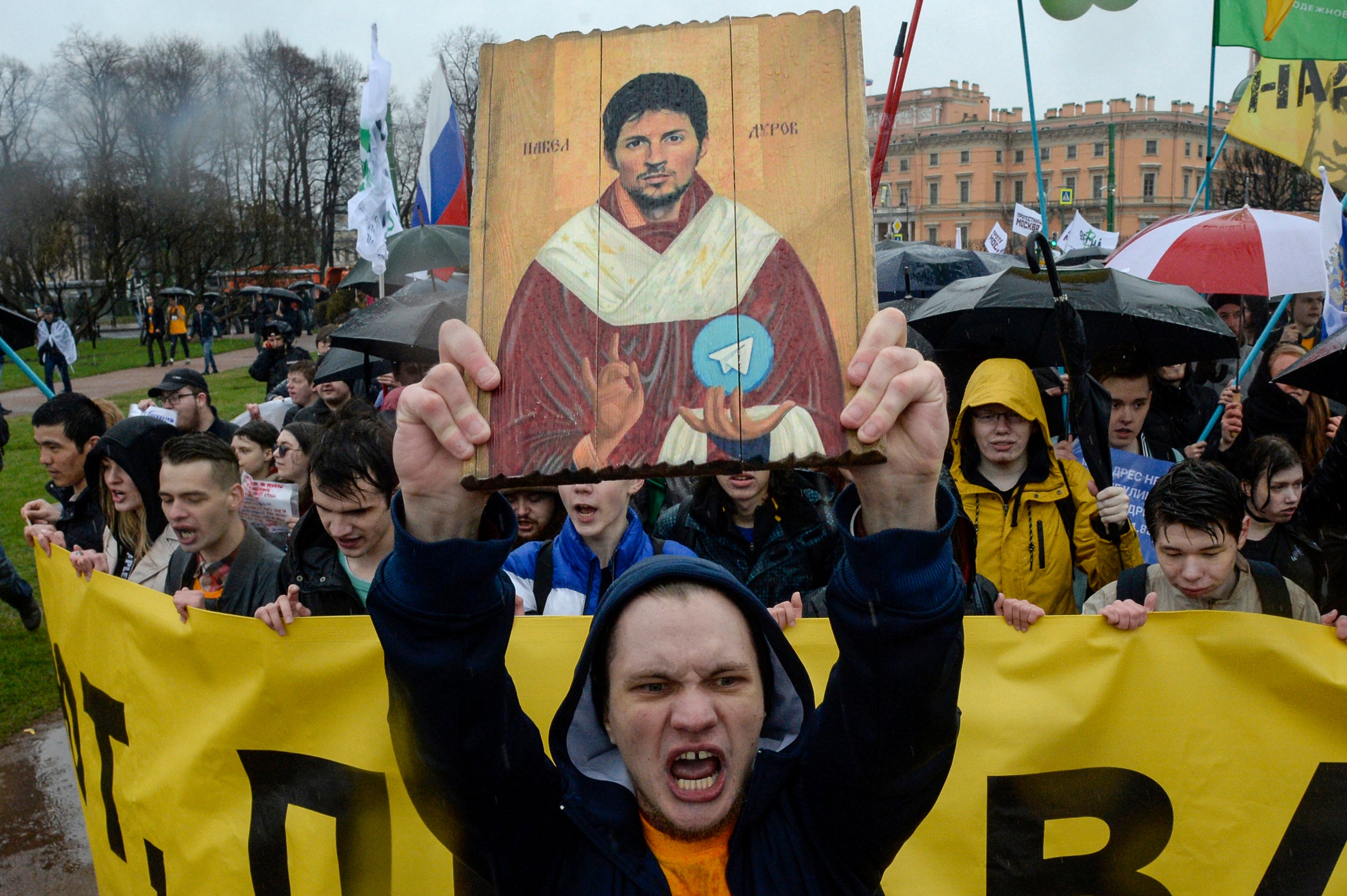 Manifestantes sostienen una pintura representativa del fundador de Telegram, Pavel Durov, y protestan contra el bloqueo de la popular app de mensajería en Rusia, durante una manifestación del Primero de Mayo en San Petersburgo, el 1 de mayo de 2018