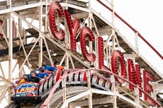 Cierran montaña rusa de Coney Island luego que quedó paralizada