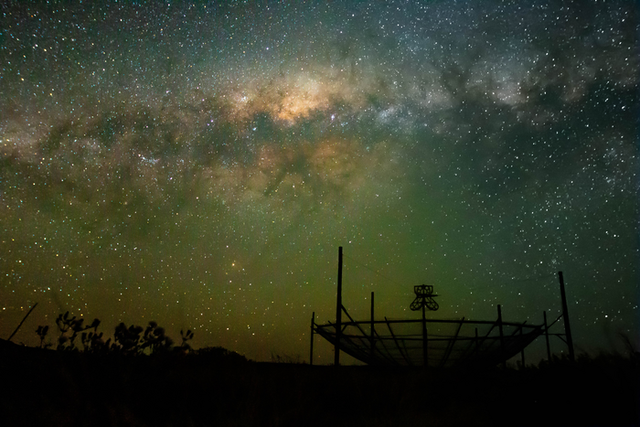 <p>La Vía Láctea en el cielo nocturno sobre el telescopio radial HERA (Sudáfrica)</p>