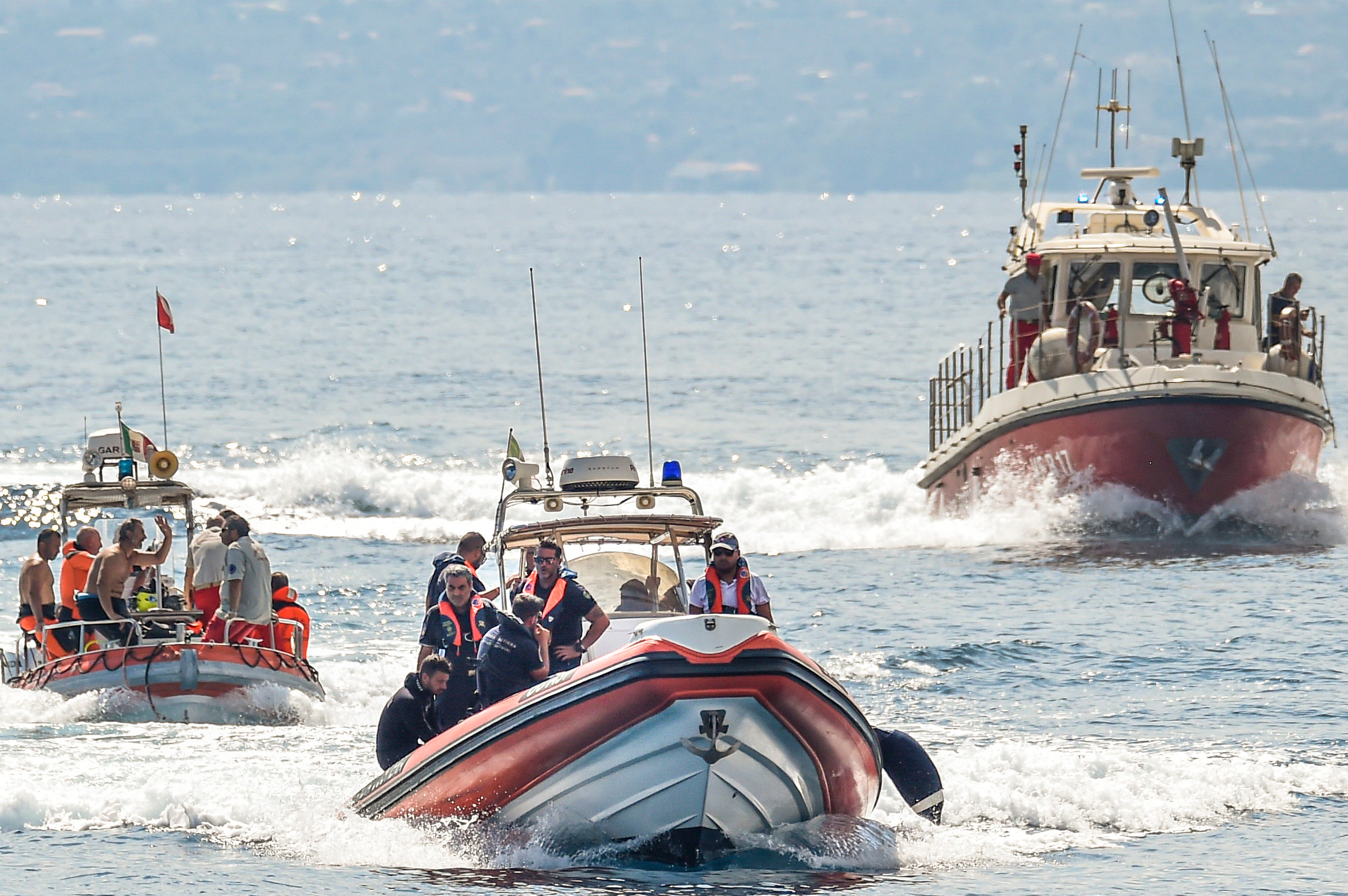 Buzos bomberos italianos trabajan en el lugar del naufragio del ‘Bayesian’ en Porticello la semana pasada