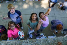 Escuelas compiten con los celulares. Así creen que podrían ganar