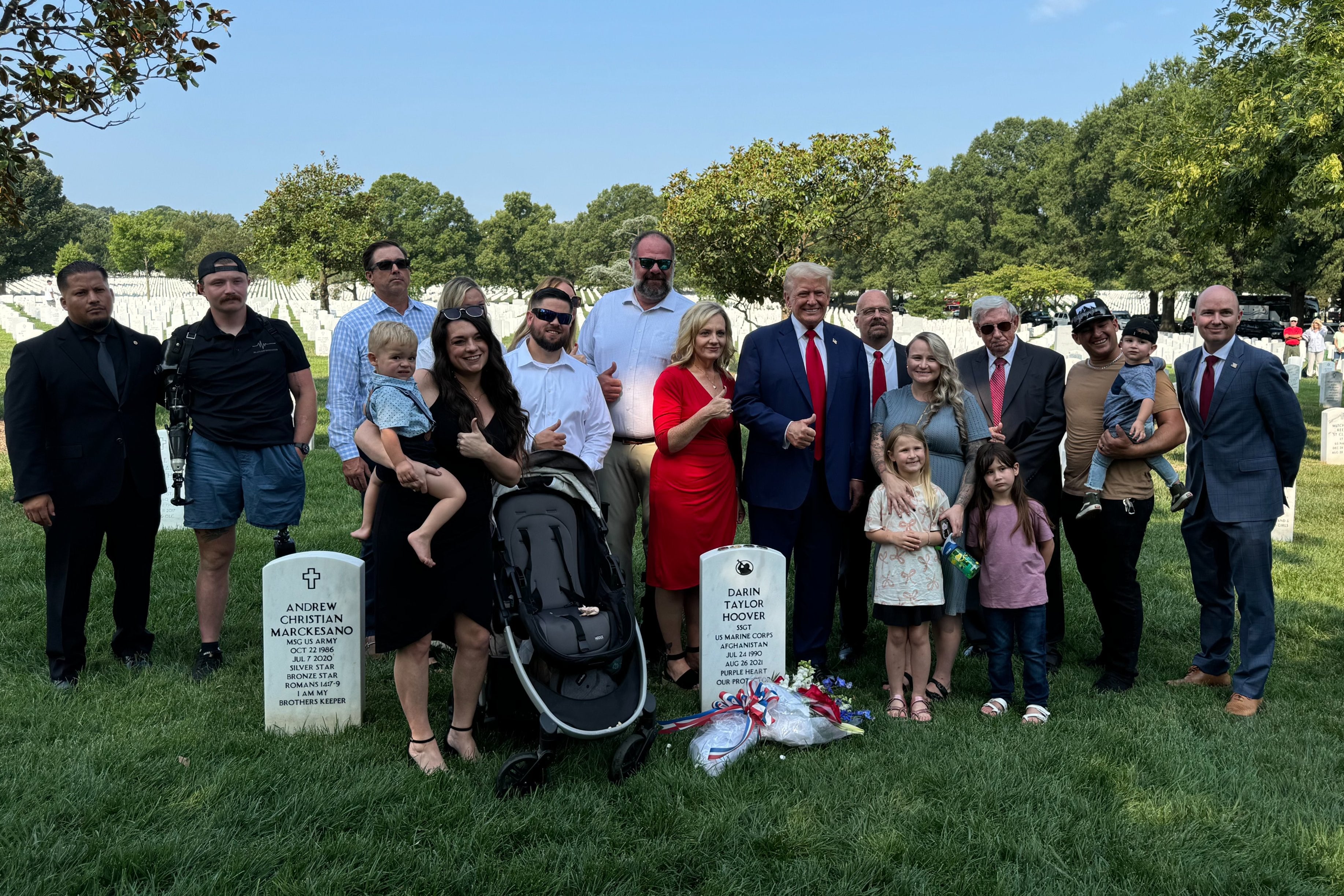 Trump posó para una foto levantando el pulgar junto a la tumba de un soldado en el Cementerio Nacional de Arlington (Virginia, EE. UU.)