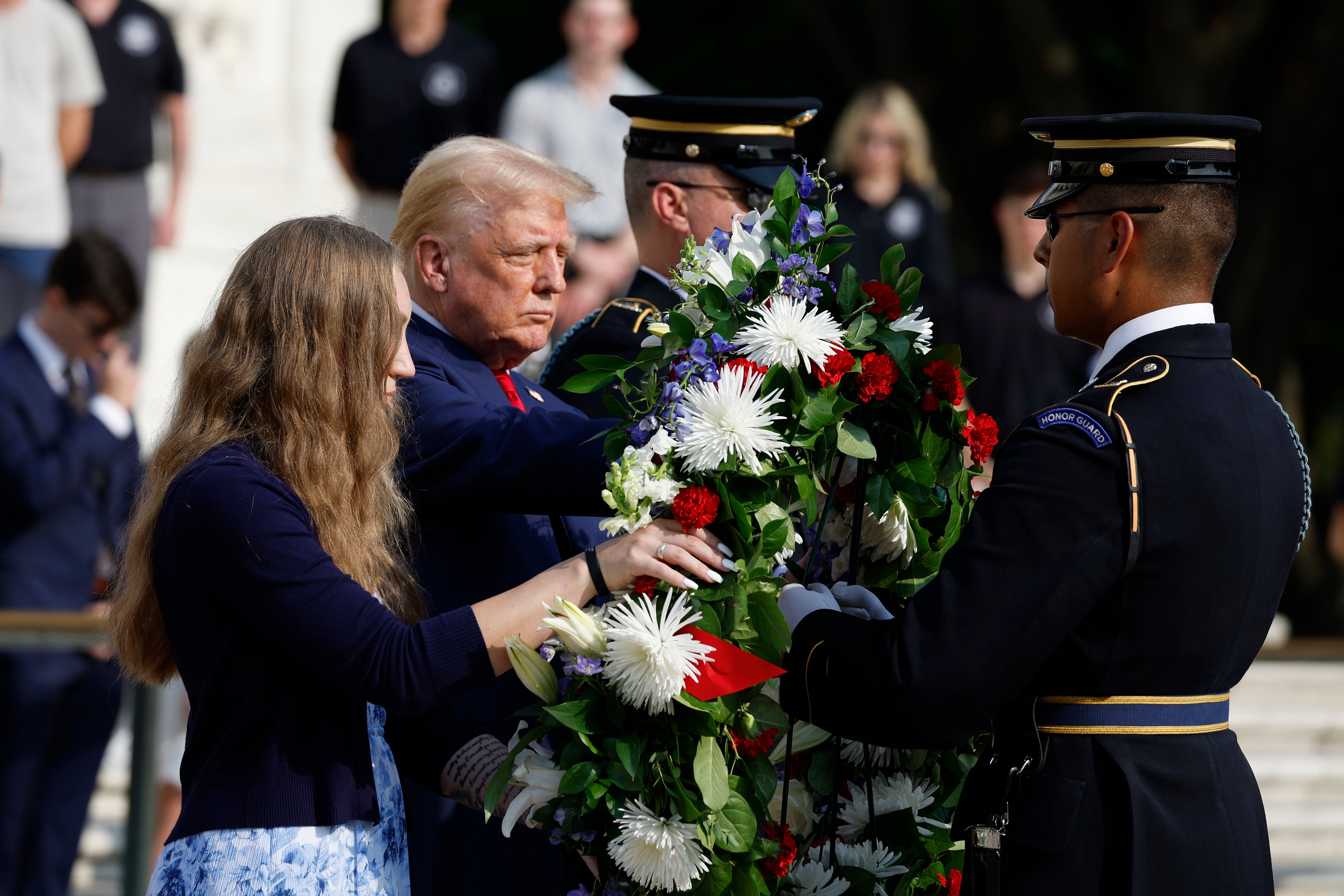 Donald Trump junto a Misty Fuoco, hermana de la sargento Nicole Gee (quien falleció en el atentado del aeropuerto de Kabul), en una ceremonia de homenaje a los soldados caídos en la Tumba del Soldado Desconocido, ubicada el Cementerio Nacional de Arlington (Virginia, EE. UU.), el 26 de agosto