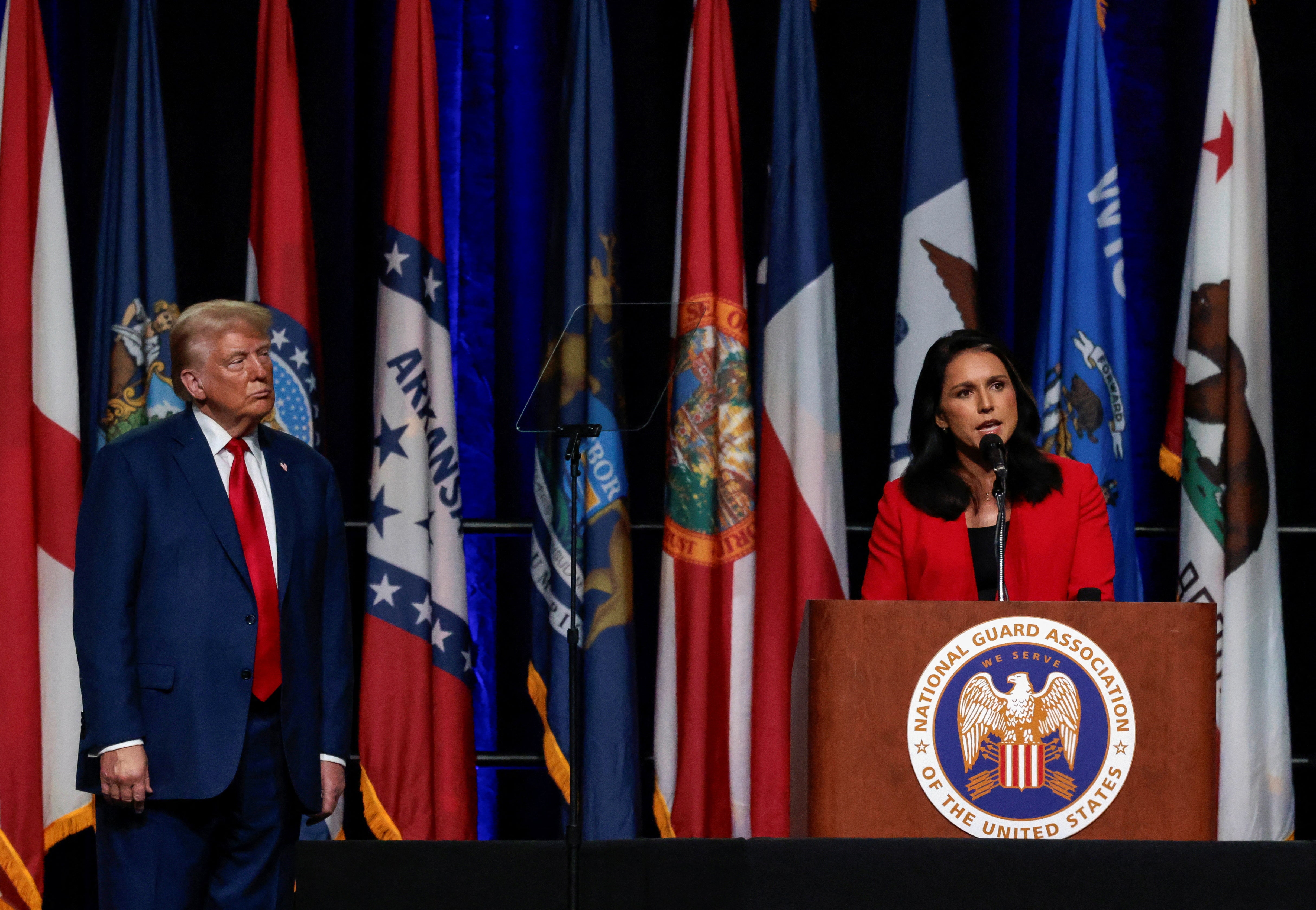 El candidato presidencial republicano y expresidente de EE. UU., Donald Trump, escucha a la antigua candidata presidencial demócrata Tulsi Gabbard pronunciar un discurso en la Conferencia General de la Guardia Nacional en Detroit, Michigan, el 26 de agosto