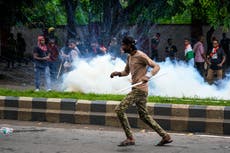 Policía india dispara gases lacrimógenos durante protesta contra violación y asesinato de doctora