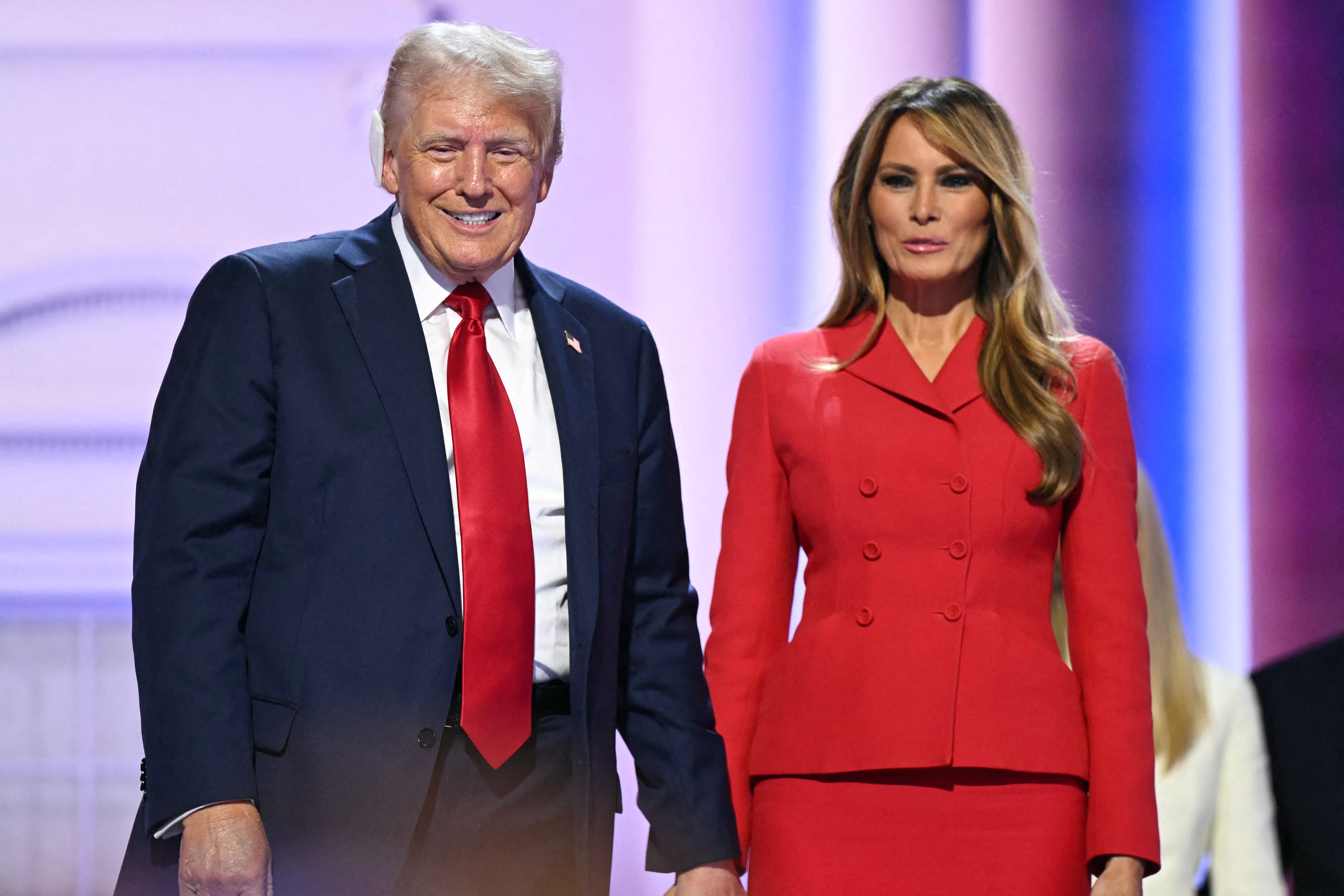 Donald Trump con Melania Trump en el escenario tras aceptar la candidatura el último día de la Convención Nacional Republicana, el 18 de julio de 2024