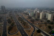 Brasilia envuelta en humo provocado por incendio en la selva amazónica