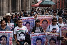 Padres de los 43 estudiantes de Ayotzinapa se despiden del presidente mexicano decepcionados