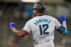 Con jonrón de Sánchez, Marlins anotan 5 en la 9na y se imponen 9-8 a Rockies