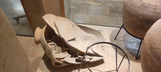 <p>Rompieron una vasija de 3.500 años de antigüedad por accidente en el Museo Hecht en Israel</p>