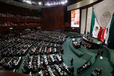 Partido gobernante de México se acerca a mayoría en Congreso tras deserción de senadores opositores