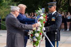 A equipo de Trump se le advirtió no tomar fotos en Arlington antes de altercado, dice funcionario