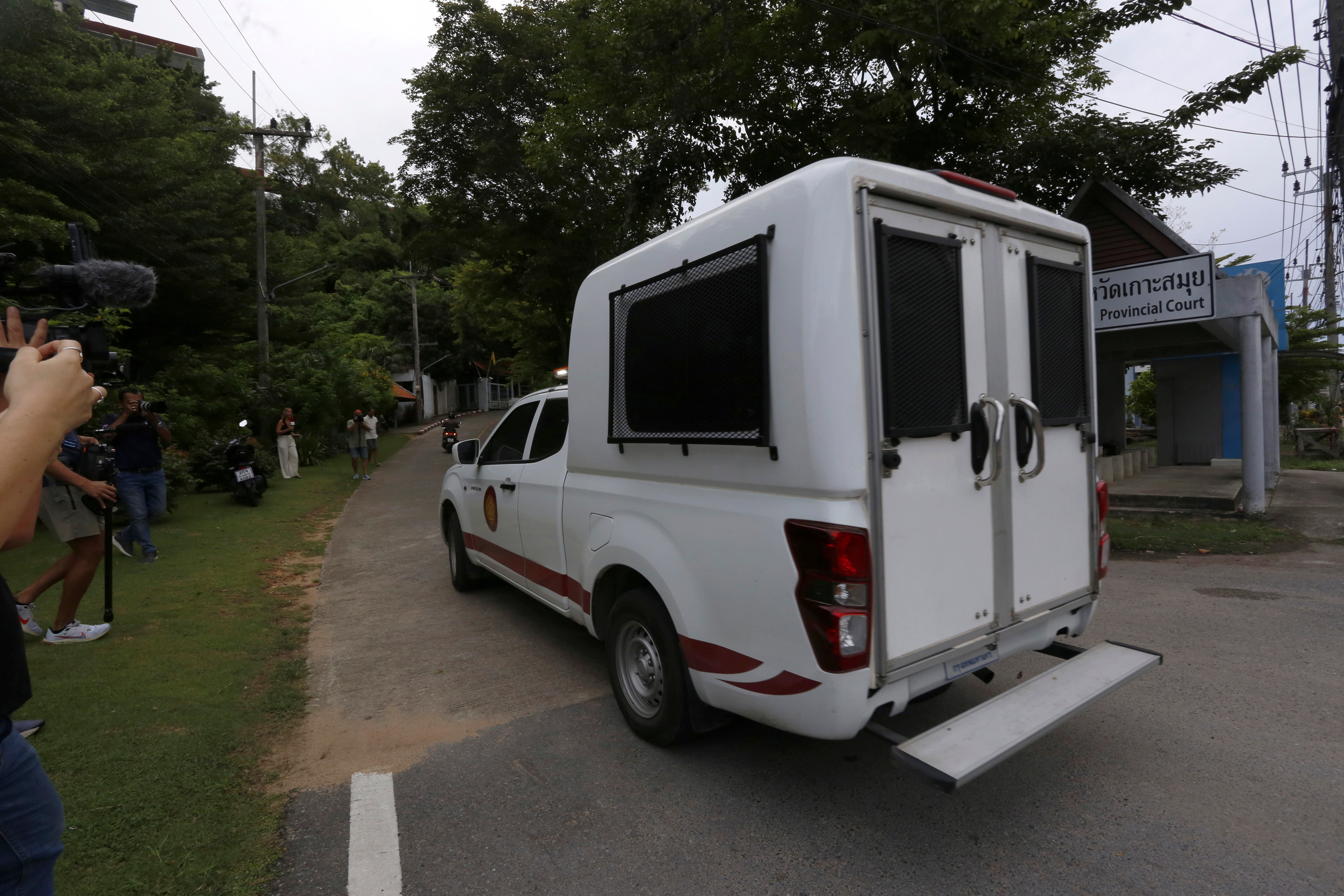 Una camioneta de presos que transporta a Daniel Sancho Bronchalo llega al tribunal provincial de Koh Samui en Surat Thani, sur de Tailandia, jueves 29 de agosto de 2024.