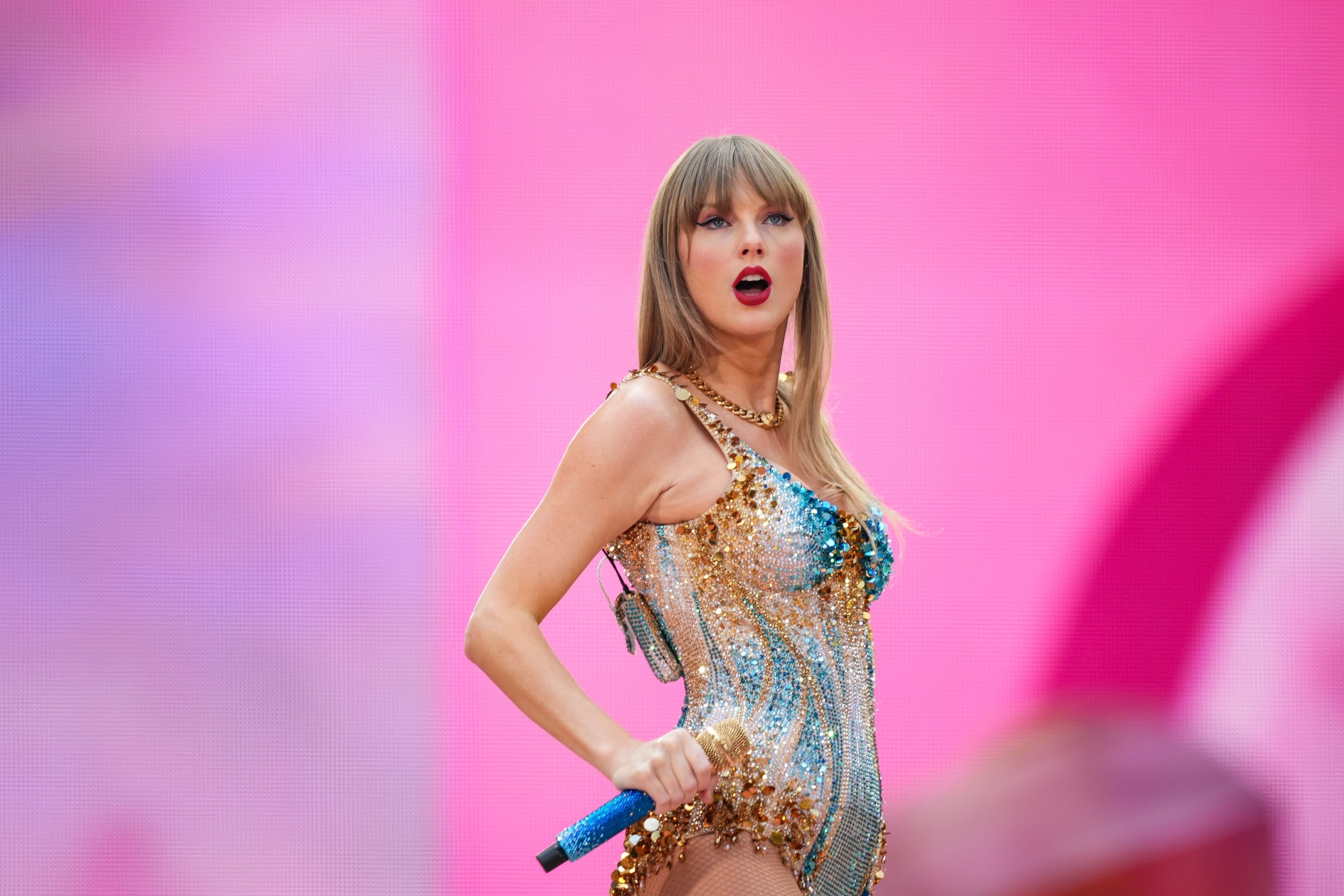 Taylor Swift canta en el estadio de Wembley durante de su gira “Eras Tour”