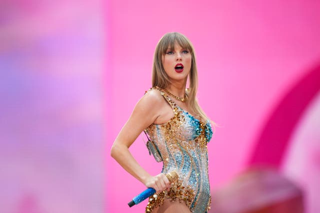 <p>Taylor Swift canta en el estadio de Wembley durante de su gira “Eras Tour”</p>
