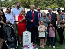 Trump posa con un gesto alegre junto a la tumba de un soldado