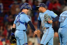 Bowden Francis lleva juego sin hits a la 6ta y Azulejos vencen 2-0 a Medias Rojas