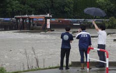 Lenta tormenta tropical descarga fuertes lluvias cerca de Tokio tras causar inundaciones en el sur