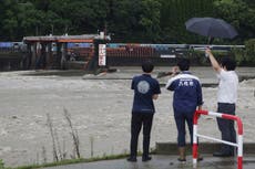 Lenta tormenta tropical descarga fuertes lluvias cerca de Tokio tras causar inundaciones en el sur