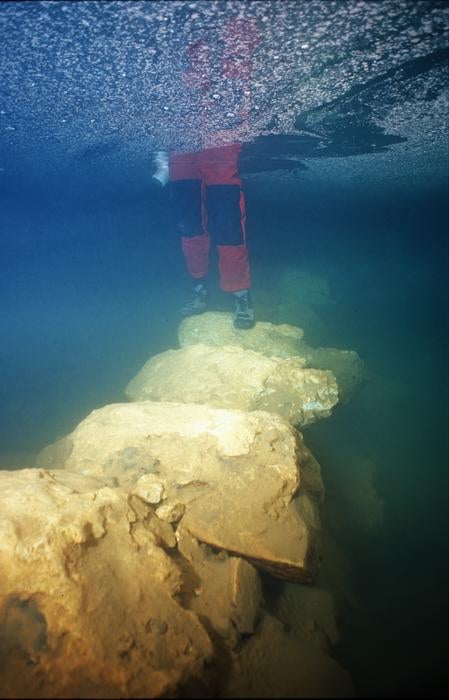 Primer plano del puente de piedra sumergido desde la cueva Genovesa