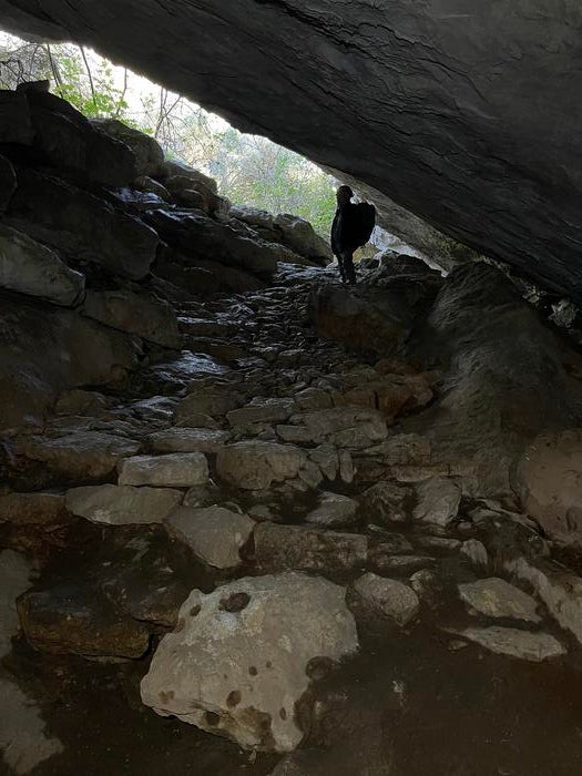 Camino de piedra que conecta la entrada en la cueva Genovesa, Mallorca