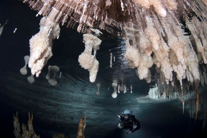 Buceador en la Galería de las Delicias en la cueva del Drac, Mallorca