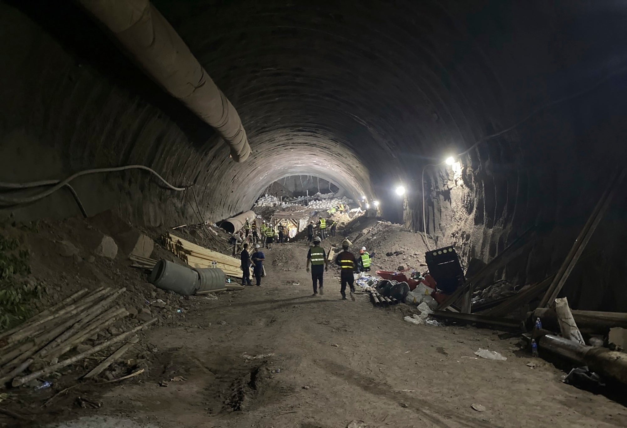 ASI-GEN TAILANDIA-DERRUMBE EN TÚNEL