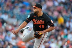 Suárez lanza 7 innings, la mayor cifra en su carrera, y Orioles se imponen 5-3 a Rockies