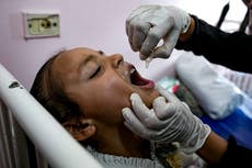 Inicia campaña de vacunación contra polio en Gaza, un día antes de la pausa prevista en los combates