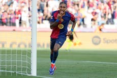 Raphinha celebra un “hat trick” con el que el Barcelona goleó 7-0 al Valladolid