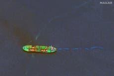 Rebeldes hutíes de Yemen lanzan 2 misiles contra barco carguero mientras arde buque cisterna