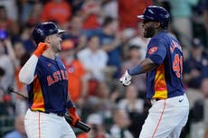 Álvarez jonronea 2 veces y Astros completan barrida ante Reales con triunfo 7-2