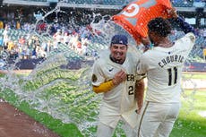 Adames pega jonrón en su cumpleaños 29, su 13ro de 3 carreras. Cerveceros vencen 9-3 a Cardenales